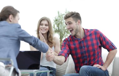 oturum başlamadan önce istemci kadın psikolog ağırlıyor