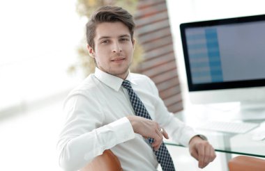 çalışan bir bilgisayar ekranı önünde oturan