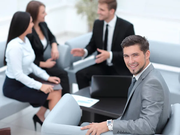 ビジネスマンは、ビジネス チームの背景にオフィスで座っています。. — ストック写真