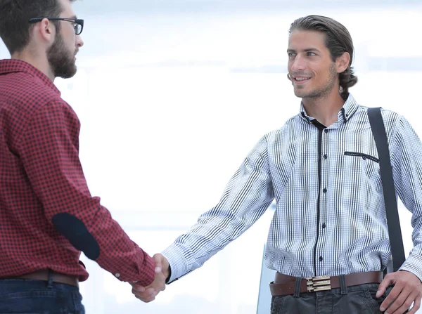 Geschäftskollegen beim Händeschütteln im Büro — Stockfoto