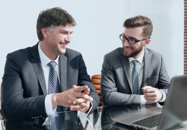 Office masada oturan iki iş adamları portresi