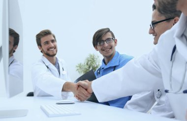 karşılıklı iki tıbbi iş arkadaşları