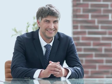 Masada oturan ciddi iş adamı