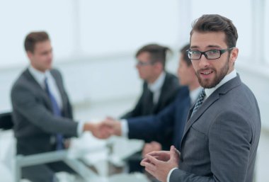 İş ortakları el sıkışma iş nesneleri üzerinde üzerinde görüntü