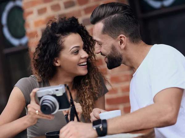 Porträtt av ett par sitta på ett café och ser foton — Stockfoto