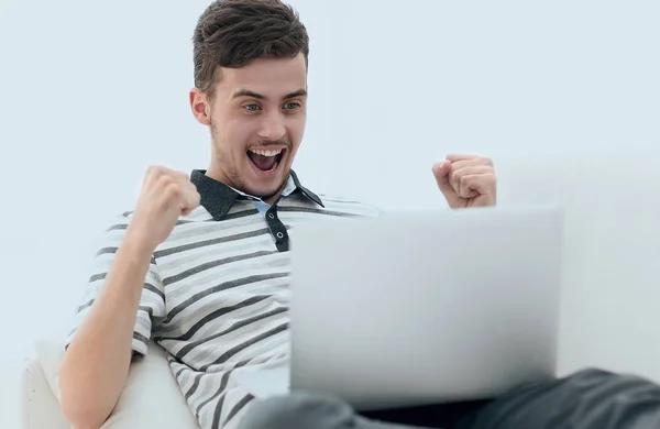 Homem feliz com laptop sentado no sofá — Fotografia de Stock