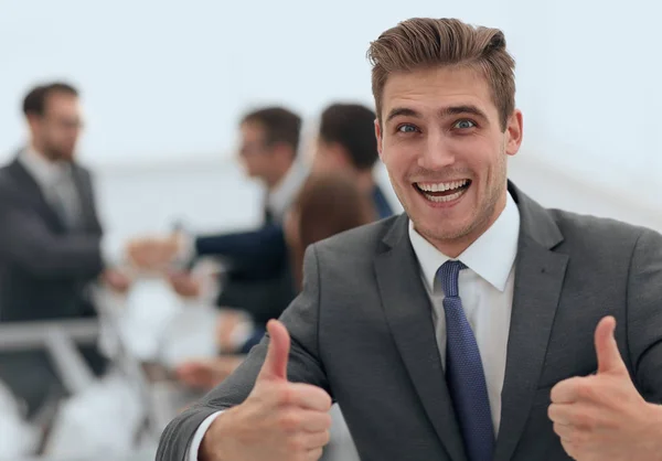 Retrato de empresário energético feliz com polegares para cima enquanto co — Fotografia de Stock