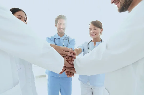 Médicos e enfermeiros em uma equipe médica empilhando mãos — Fotografia de Stock