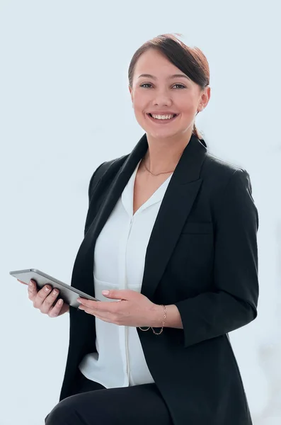 Close-up de uma jovem mulher de negócios bem sucedida com tablet computar — Fotografia de Stock