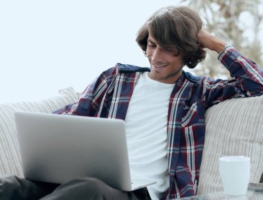 ciddi adam çalışma oturma yakınındaki masaüstüne.