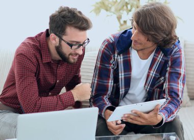 yaratıcı web tasarımcıları bir tablet ve bir dizüstü bilgisayar ile çalışma.