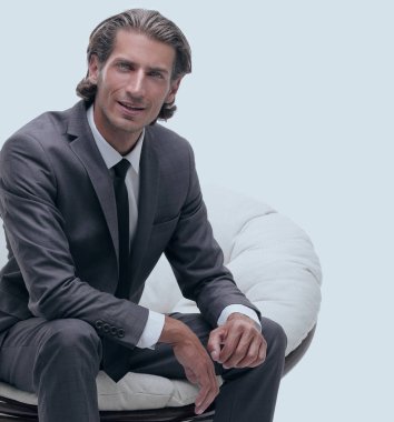 büyük rahat bir sandalyede oturan işadamı