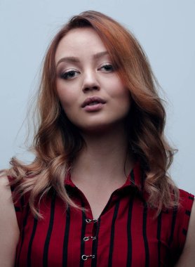 Sarışın kıvırcık saç modeli ve kırmızı dudaklar ile