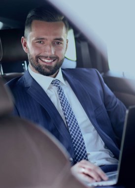 Bir arabada oturan başarılı bir iş adamı Close-Up