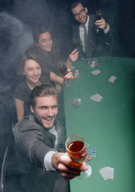 Arkadaş grubu casino ücretsiz bir akşamın