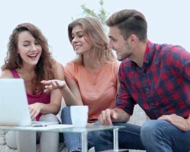 kanepede oturan sorunu görüşmek için öğrenci grubu.