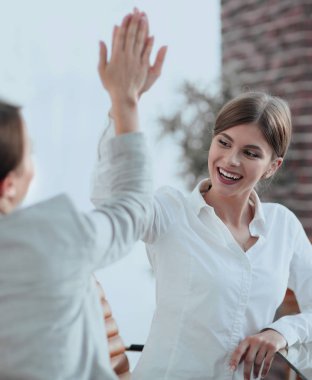 İş ekibinin üyeleri birbirlerine beşlik çakıyor..