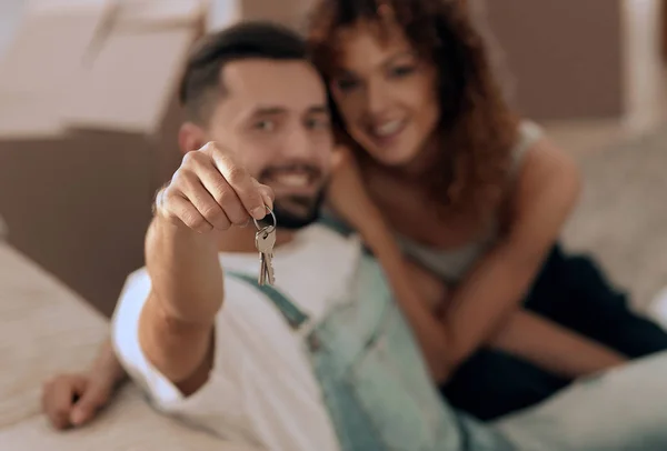 Young couple holding the key to a new apartment — Stock Photo, Image