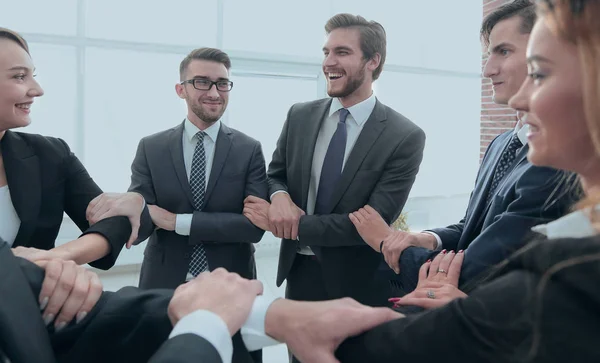 Primer plano. equipo empresarial mostrando su unidad — Foto de Stock