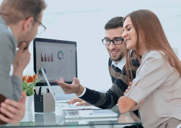 Equipo de negocios discutiendo cartas financieras —  Fotos de Stock