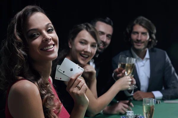 Grupo adulto celebrando amigo ganar blackjack — Foto de Stock
