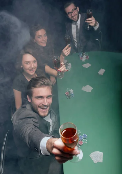 Groep van vrienden, besteden een vrije avond in het casino — Stockfoto