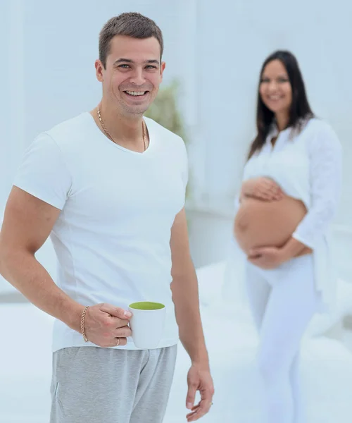 Close-up van echtgenoot als zwangere vrouw, permanent in het nieuwe leven — Stockfoto