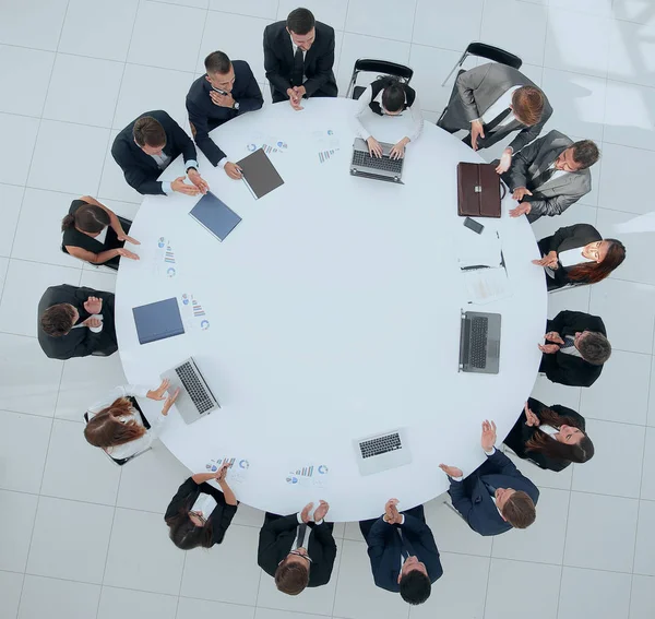 Nézet felülről.találkozó üzleti partnerek kerek - asztal. — Stock Fotó