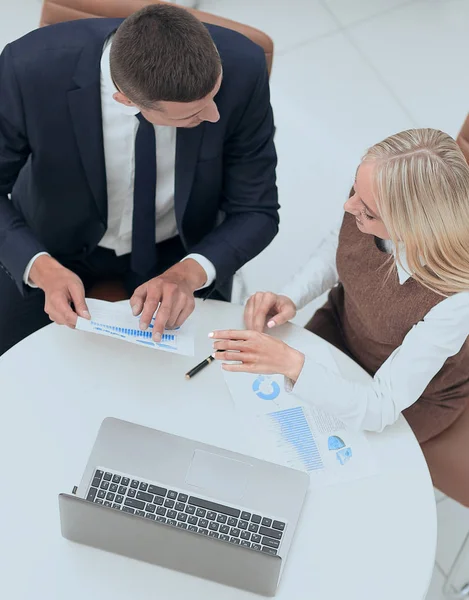 Hombre de negocios y mujer de negocios discutiendo esquema de marketing — Foto de Stock