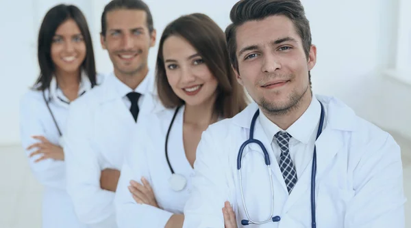 Retrato de confiante grupo feliz de médicos — Fotografia de Stock