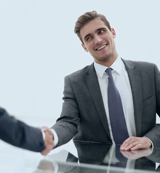 Úspěšní podnikatelé handshaking po dobrý obchod. — Stock fotografie