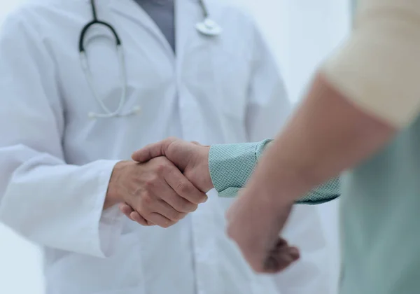 Patienten skakar hand med sin läkare — Stockfoto