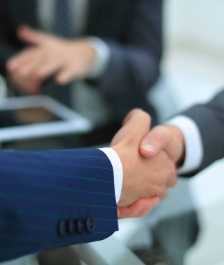 El sıkışan iki emin iş adamı