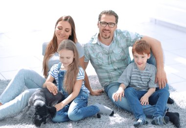 mutlu aile halı yeni bir dairede oturan