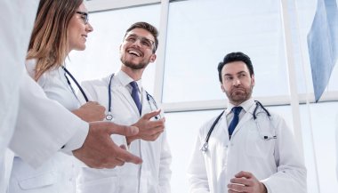 camın arkasından. geçerli görevleri tartışırken Doktor Grup