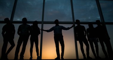 lider ve ofis pencere arka plan üzerinde iş takımının