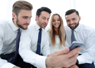 up.smiling staff SMS tartışırken kapatın