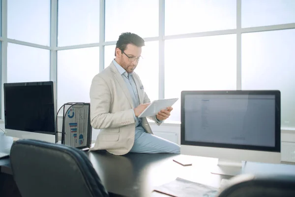 Geschäftsmann mit digitalem Tablet auf Bürotisch. — Stockfoto