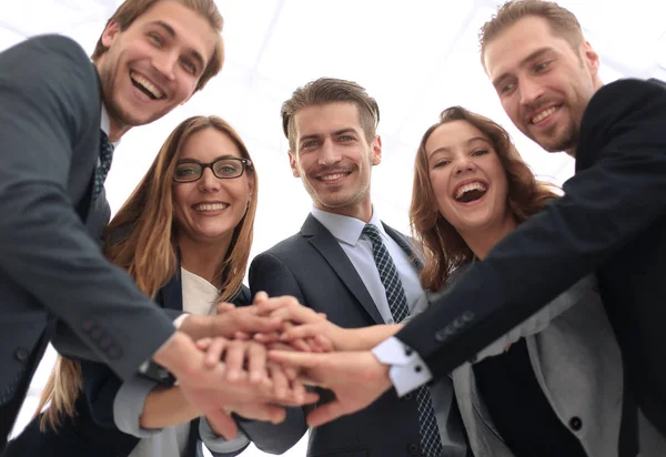 Equipe de negócios feliz celebrando a vitória no escritório — Fotografia de Stock