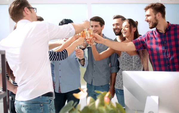 Креативна бізнес команда піднімає окуляри шампанського — стокове фото