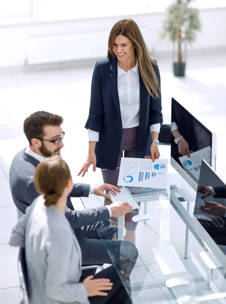 Manager discusses the financial report with the business team — Stock Photo, Image