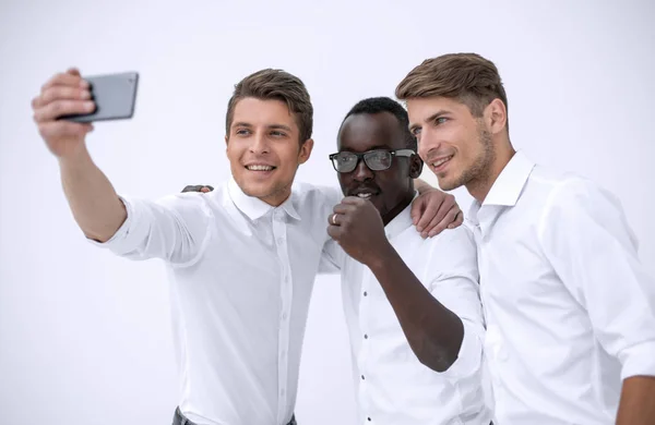 Tre unga anställda ta selfies — Stockfoto