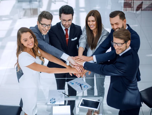 Feliz equipo de negocios hace una torre de las manos —  Fotos de Stock