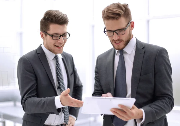 Twee collega 's die naar het digitale tabletscherm kijken — Stockfoto