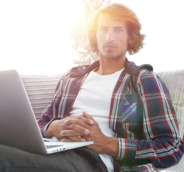 koltukta oturan dizüstü bilgisayar ile ciddi adam