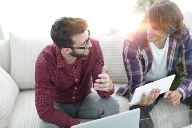 iki creative web tasarımcıları bir tablet ve bir dizüstü bilgisayar ile çalışma.