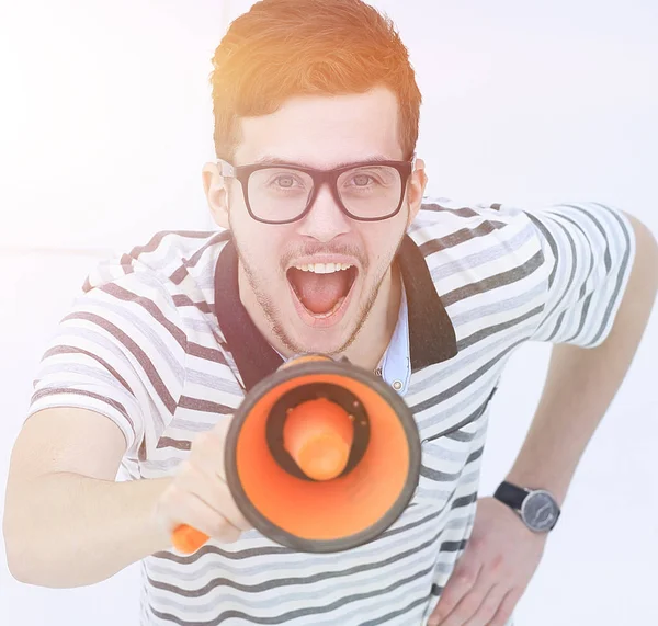 Pohled z vrcholu. mladý muž s oranžovým megafon, při pohledu na fotoaparát — Stock fotografie