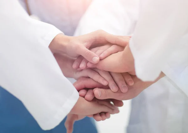 Primer plano. Pequeño grupo de equipo médico que une las manos , —  Fotos de Stock