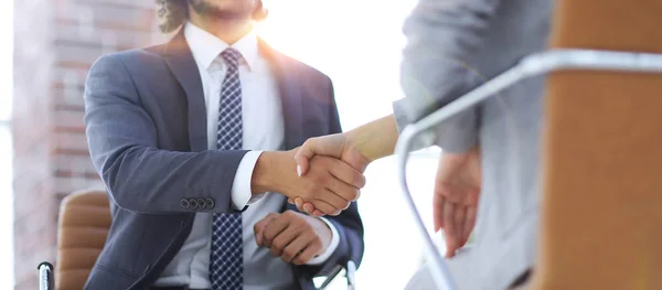 Sikeres állásinterjú a főnökkel és az alkalmazottal kézfogás — Stock Fotó