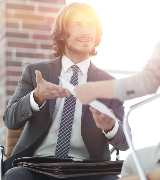 Ein entspanntes Gespräch zwischen einem Mann und einer Frau im Büro — Stockfoto